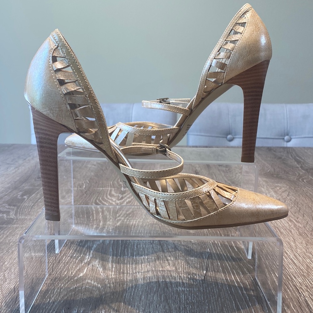 Carlos Santana 4.5 inch heels. Gold tone used with no original box.